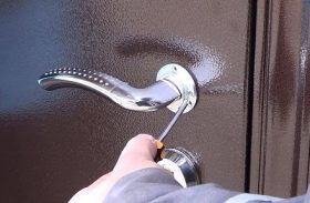 Замена дверной ручки металлической двери в Дивногорске