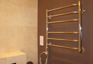 Установка электрического полотенцесушителя в ванной в Дивногорске